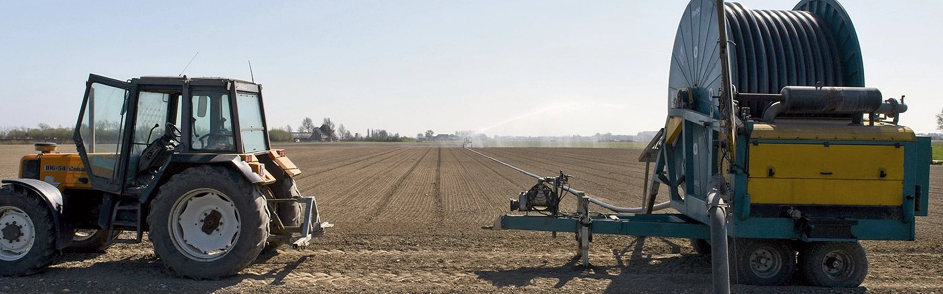 Wheel irrigation system operating in a farm field supplied by a borehole pump